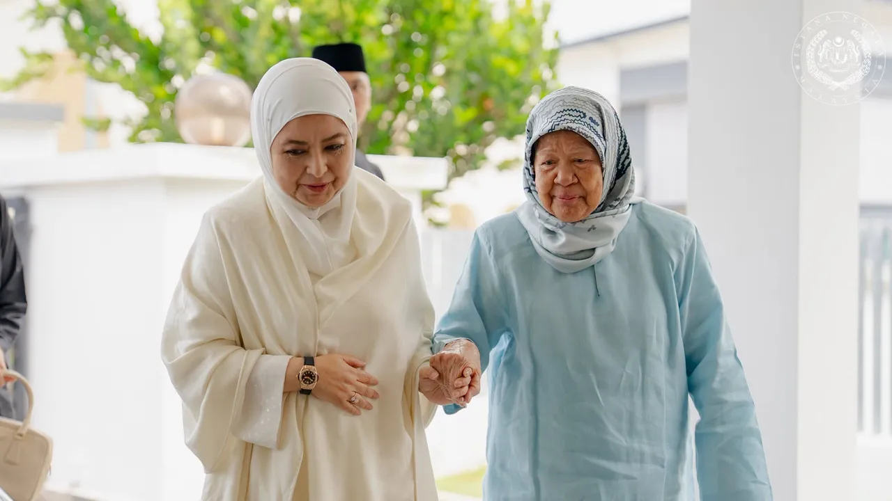 RAJA PERMAISURI AGONG ZIARAH BALU MANTAN PENGELOLA BIJAYA DIRAJA ISTANA JOHOR KDYMM SPB Raja Permaisuri Agong, Raja Zarith Sofiah berkenan berangkat menziarahi balu Allahyarham Brigadier Jeneral (B) Dato’ Haji Ali Musa, mantan Pengelola Bijaya Diraja Istana Johor, Datin Robiah Rafeah Abdul Kadir. Seri Paduka Baginda Raja Permaisuri Agong meluangkan masa selama satu jam, selain mendoakan agar Datin Robiah serta keluarga tabah menghadapi ujian ini. Allahyarham Dato’ Ali menghembuskan nafas terakhir pada usia 