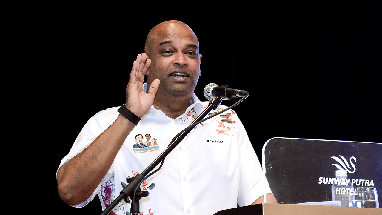 KUALA LUMPUR, 23 Jun -- Menteri Sumber Manusia Datuk Seri R. Ramanan berucap pada Majlis Penyerahan Geran Program Hal Ehwal Kesatuan Sekerja (PHEKS) Tahun 2026 Peringkat Semenanjung Malaysia di Sunway Putra hari ini._BERNAMA