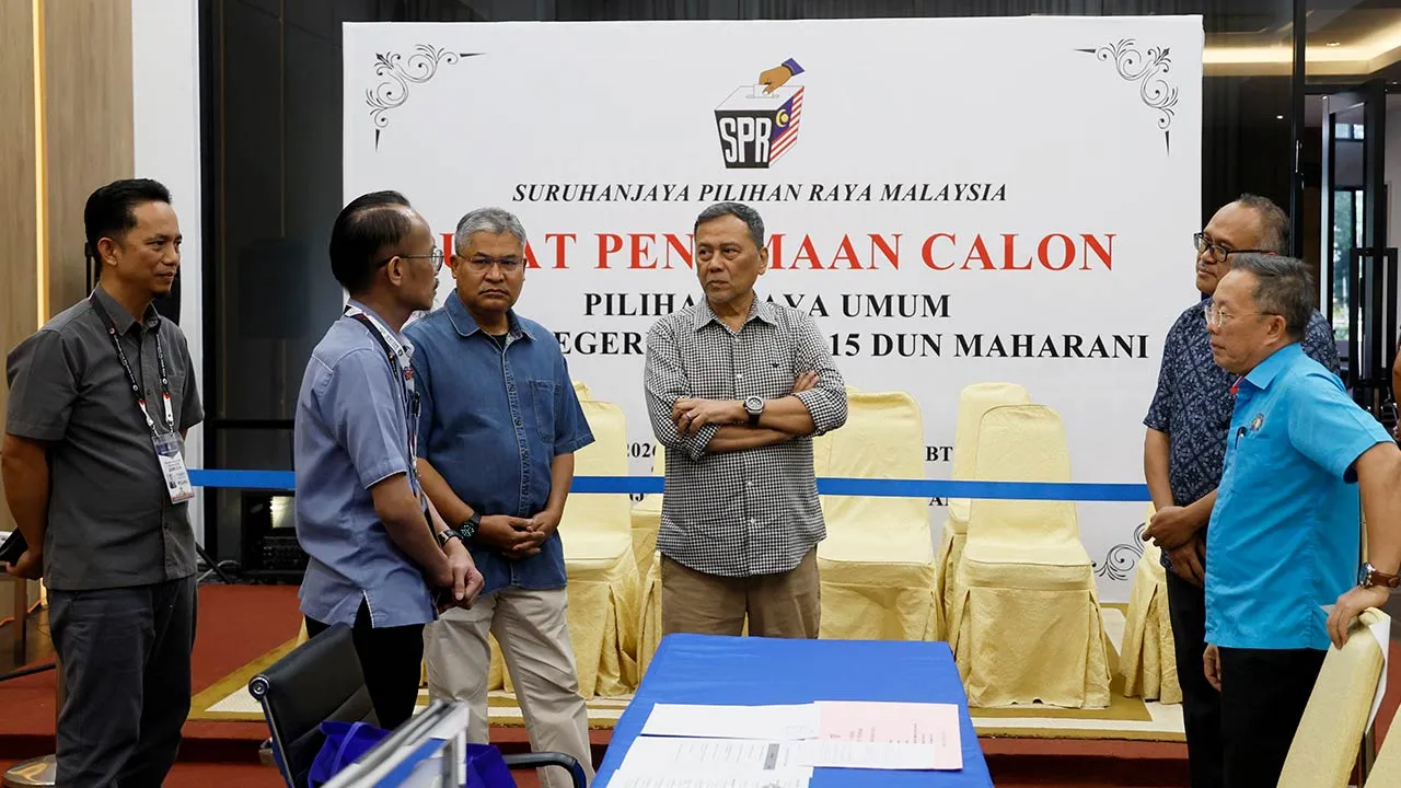 MUAR, 26 Jun -- PPengerusi Suruhanjaya Pilihan Raya (SPR), Datuk Seri Ramlan Harun (tengah) meninjau persiapan pusat penamaan calon bagi Dewan Undangan Negeri (DUN) Maharani di Dewan Tanjung, Bangunan Istana Tanjung hari ini.