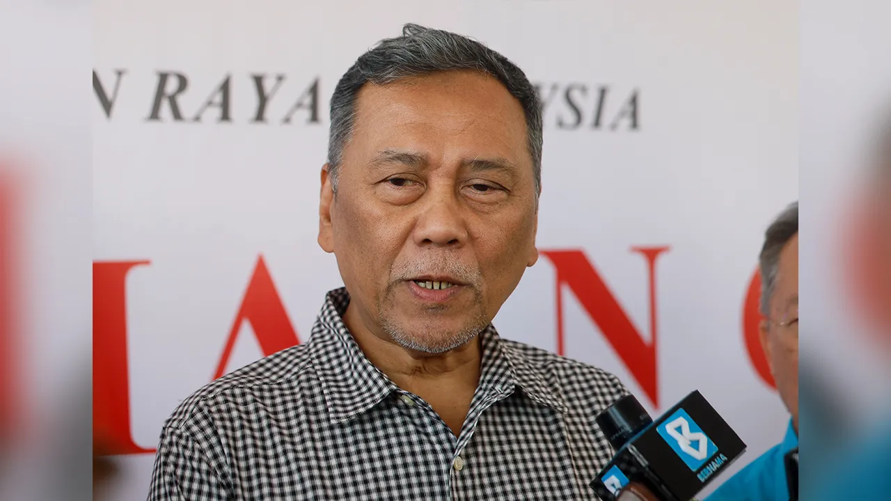 MUAR, 26 Jun -- PPengerusi Suruhanjaya Pilihan Raya (SPR), Datuk Seri Ramlan Harun menjawab pertanyaan media selepas meninjau persiapan pusat penamaan calon bagi Dewan Undangan Negeri (DUN) Maharani di Dewan Tanjung, Bangunan Istana Tanjung hari ini.  -- fotoBERNAMA (2026) HAK CIPTA TERPELIHARA