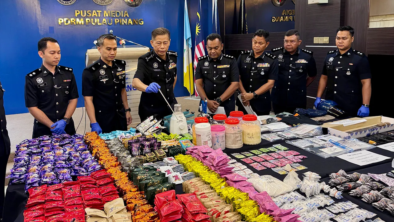GEORGE TOWN, 23 Jun -- Ketua Polis Pulau Pinang Datuk Dennis Lim Kwang Keng (tiga, kiri) menunjukkan dadah yang dirampas dalam operasi di Butterworth pada 19 Jun lepas..Dalam operasi itu, polis menahan sepasang kekasih yang disyaki terlibat dalam kegiatan pengedaran dadah serta merampas pelbagai jenis dadah bernilai RM9.7 juta._BERNAMA