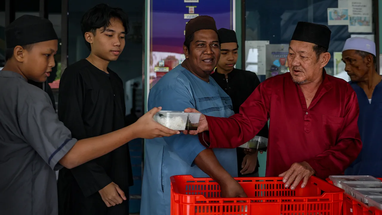 MERSING, 5 Jun -- Roslan Zapar, 67 turut membantu mengagihkan makanan percuma kepada jemaah sempena Program Infaq Jumaat Johor di masjid berkenaan baru-baru ini.  Inisiatif Program Infaq Jumaat Johor yang dilaksanakan kerajaan negeri bukan sahaja menyediakan hidangan percuma kepada rakyat setiap minggu, malah turut memperkukuh peranan masjid sebagai pusat kebajikan serta mengeratkan hubungan dengan komuniti setempat.  --fotoBERNAMA (2026) HAK CIPTA TERPELIHARA