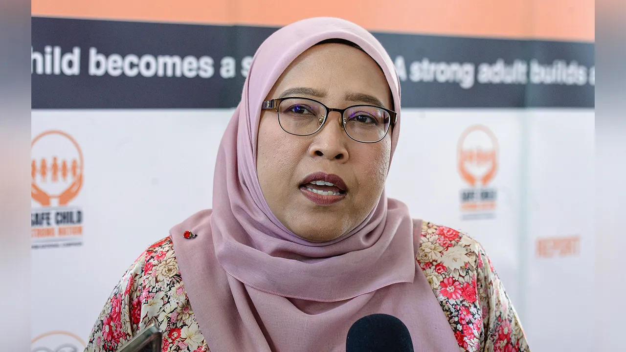 KUALA LUMPUR, 22 Jun -- Ketua Penolong Pengarah Bahagian Kanak-Kanak Jabatan Kebajikan Masyarakat Selangor Roziah Osman berucap pada pelancaran Kempen "Safe Child, Strong Nation" di Seri Negara hari ini.  --fotoBERNAMA (2026) HAK CIPTA TERPELIHARA