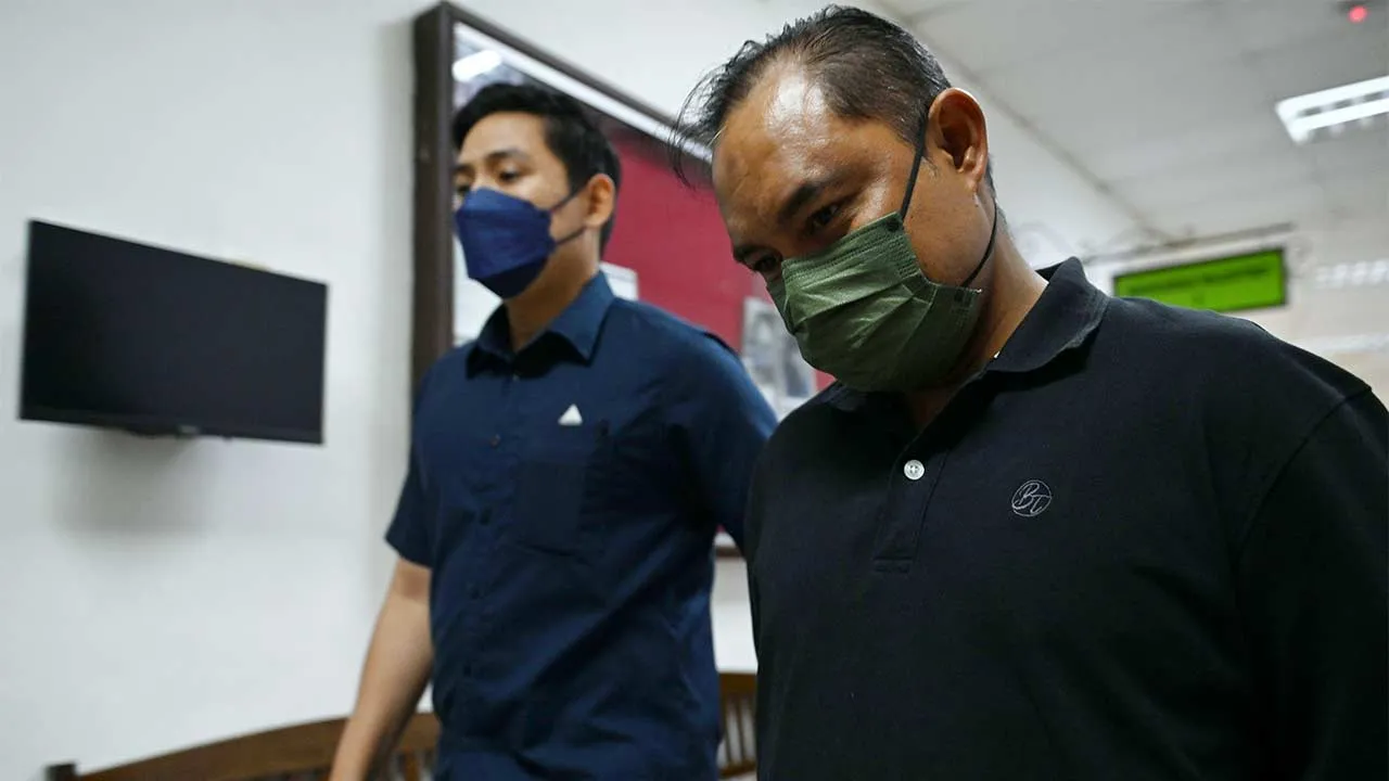 KUCHING, 24 Jun -- Seorang pengawal keselamatan dipenjara lapan bulan dan denda RM50,000 oleh Mahkamah Sesyen di sini hari ini selepas mengaku bersalah memuat naik komen jelik terhadap Yang di-Pertuan Agong Sultan Ibrahim menerusi akaun Facebook miliknya.  Hakim Iris Awen Jon menjatuhkan hukuman itu terhadap Raden Mohamad Norhakim Raden Ibrahim, 46, dan memerintahkannya dipenjara dua bulan jika gagal membayar denda berkenaan.  -- fotoBERNAMA (2026) HAK CIPTA TERPELIHARA