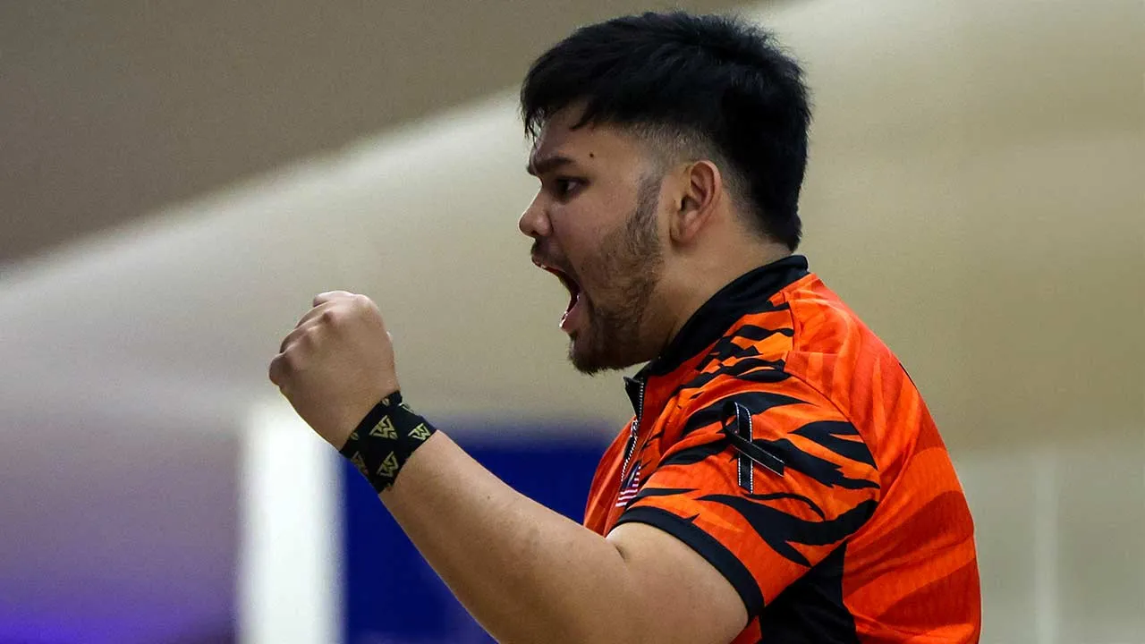 BANGKOK, 16 Dis -- Reaksi pemain boling negara Muhammad Rafiq Ismail (gambar) ketika beraksi dalam acara berpasangan Lelaki Sukan SEA Thailand 2025 di Blu-O Rythm & Bowl Major Ratchayothin hari ini.  Muhammad Rafiq Ismail dan Muhammad Syazirol Shamsudin memenangi pingat emas dengan kutipan sebanyak 470 mata.  -- fotoBERNAMA (2025) HAK CIPTA TERPELIHARA