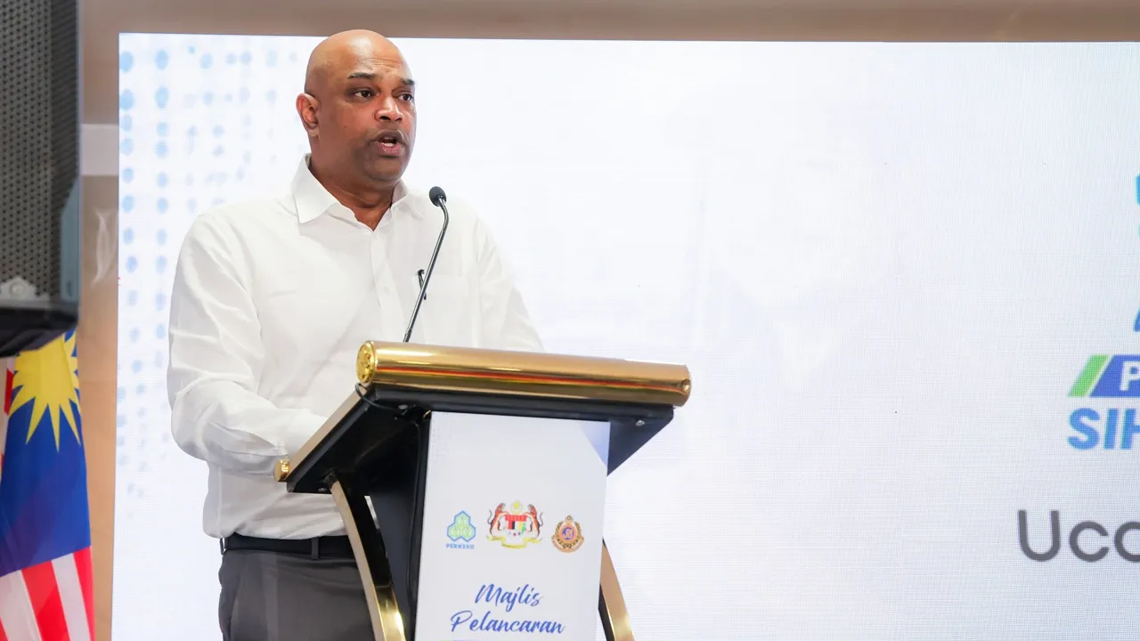 Hari ini saya bersama Menteri Pengangkutan, YB Athony Loke Siew Fook melancarkan Program Pemandu Sihat dan Selamat, satu inisiatif Kerajaan MADANI melalui PERKESO dengan kerjasama Kementerian Pengangkutan dan JPJ bagi memastikan pemandu kenderaan perdagangan mendapat akses kepada pemeriksaan kesihatan yang lebih mudah dan mampu milik. Melalui program ini, mulai hari ini pemandu hanya perlu membayar RM30 sahaja, manakala baki kos pemeriksaan ditanggung oleh Kerajaan MADANI melalui PERKESO. Pemeriksaan ini bu