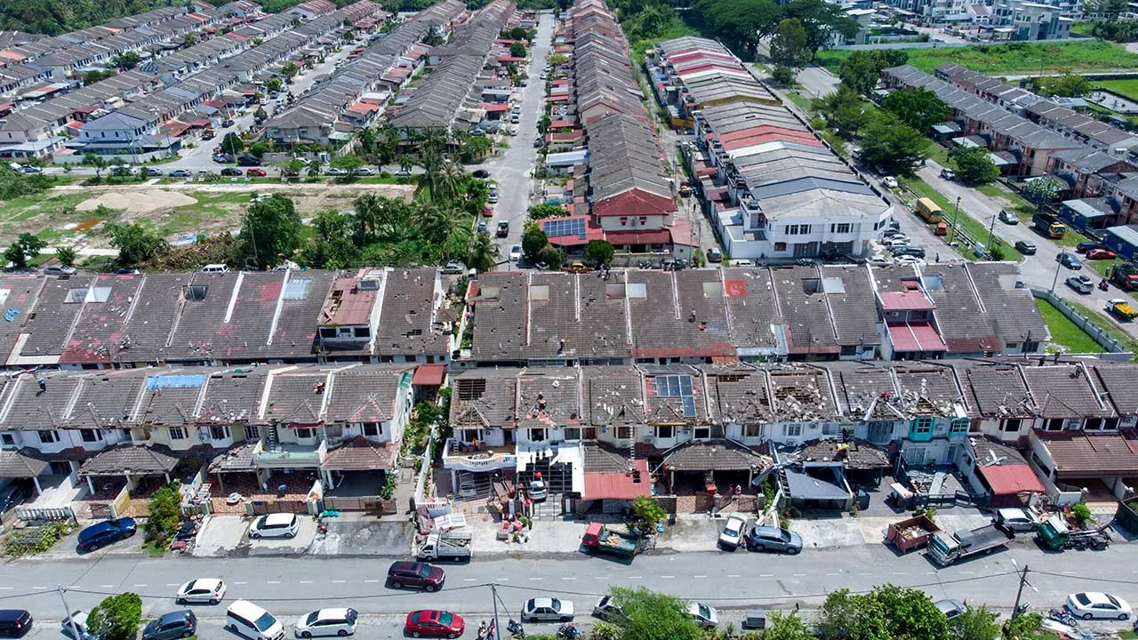 IPOH, 20 Jun -- Keadaan rumah yang rosak berikutan kejadian ribut yang berlaku petang semalam di beberapa kawasan di sekitar Bercham dipercayai berpunca daripada fenomena belalai angin.  --fotoBERNAMA (2026) HAK CIPTA TERPELIHARA