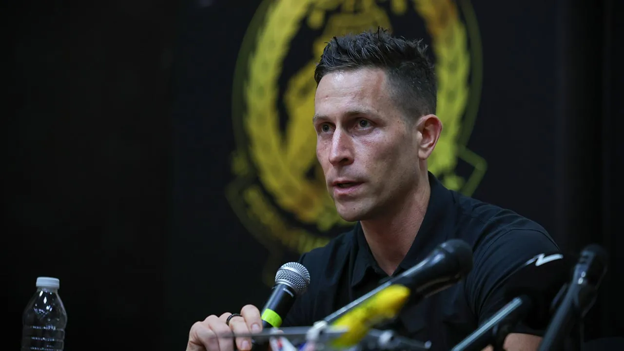 KELANA JAYA, 13 Mac -- Ketua Pegawai Eksekutif (CEO) Harimau Malaya, Rob Friend ketika mengadakan sidang media pengumuman skuad Harimau Malaya sempena Kelayakan Piala Asia 2027 di Wisma FAM hari ini.  Malaysia akan menentang Nepal pada perlawanan pertama Kelayakan Piala Asia 2027, 25 Mac ini di Stadium Sultan Ibrahim.  –-fotoBERNAMA (2025) HAK CIPTA TERPELIHARA