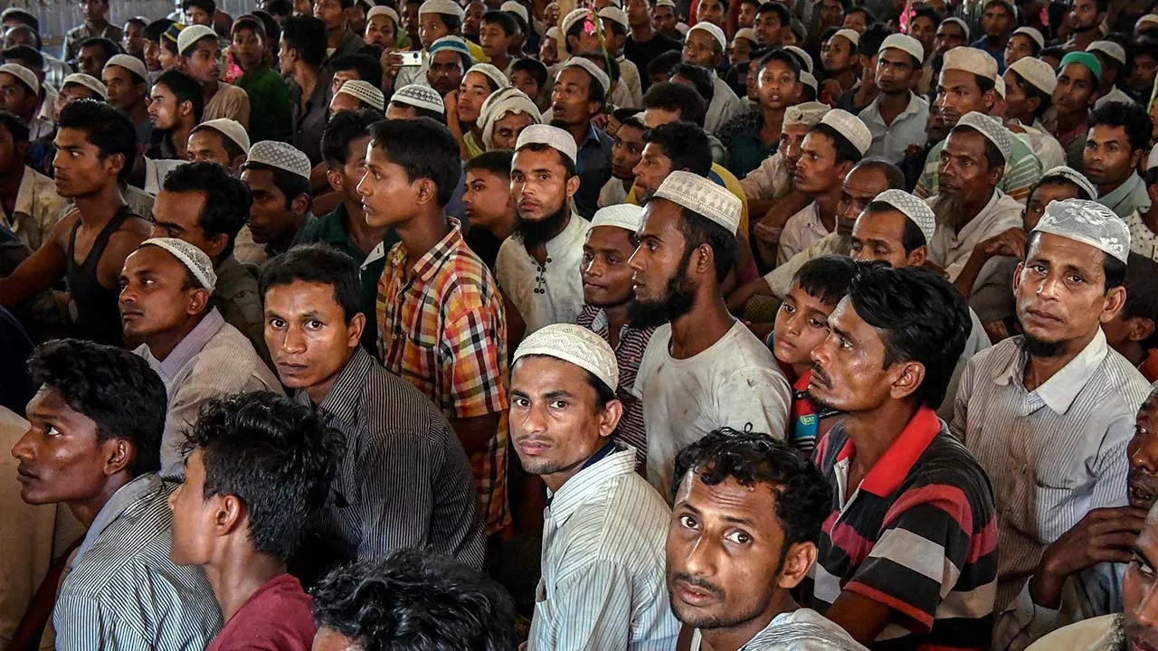 CO'X BAZAR, 26 Nov -- Pelarian Rohingnya berkumpul di sebuah madrasah yang disumbangkan oleh kerajaan Malaysia di Kem Pelarian Rohingnya di Kem Balukhali semalam. --fotoBERNAMA (2017) HAK CIPTA TERPELIHARA