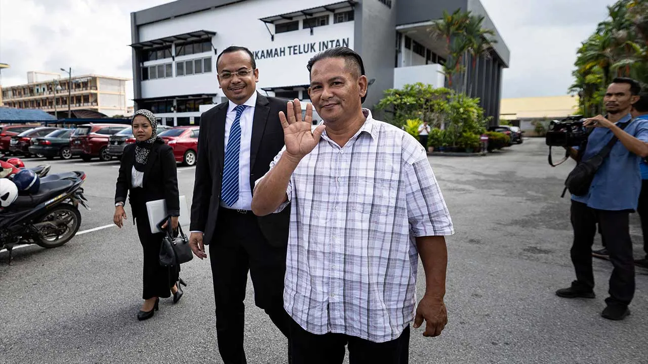 TELUK INTAN, 22 Jun -- Pemandu lori, Rudi Zulkarnain Mat Radi, 46, yang menghadapi pertuduhan memandu secara berbahaya hingga menyebabkan kematian sembilan anggota Pasukan Simpanan Persekutuan (FRU), dilepas dan dibebaskan tanpa perlu dipanggil untuk bela diri oleh Mahkamah Majistret hari ini atas pertuduhan menolong menyembunyikan harta curi iaitu dua ekor lembu, tahun lepas.  Majistret Naidatul Athirah ketika membacakan keputusan itu berkata pihak pendakwaan gagal membuktikan satu kes prima facie terhadap