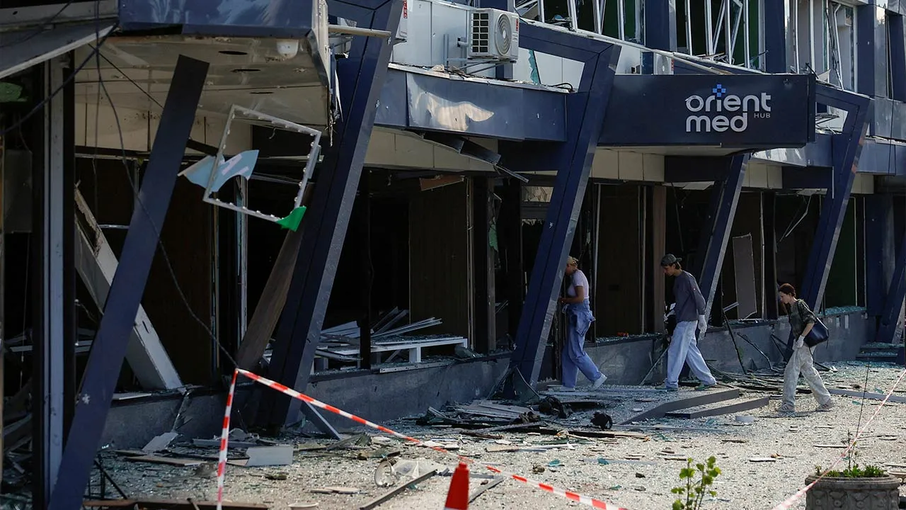 Employees walk into a building of a private medical clinic damaged during Russian missile and drone strikes, amid Russia's attack on Ukraine, in Kyiv, Ukraine June 2, 2026. REUTERS/Valentyn Ogirenko TPX IMAGES OF THE DAY