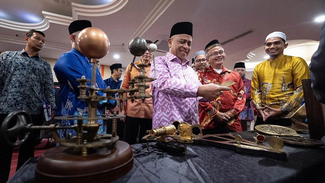 IPOH, 11 Jun -- Menteri Besar Perak Datuk Seri Saarani Mohamad melihat peralatan cerapan bulan melawat ruang pameran selepas hadir pada Majlis Pelancaran Bulan Falak di Hotel Impiana hari ini.