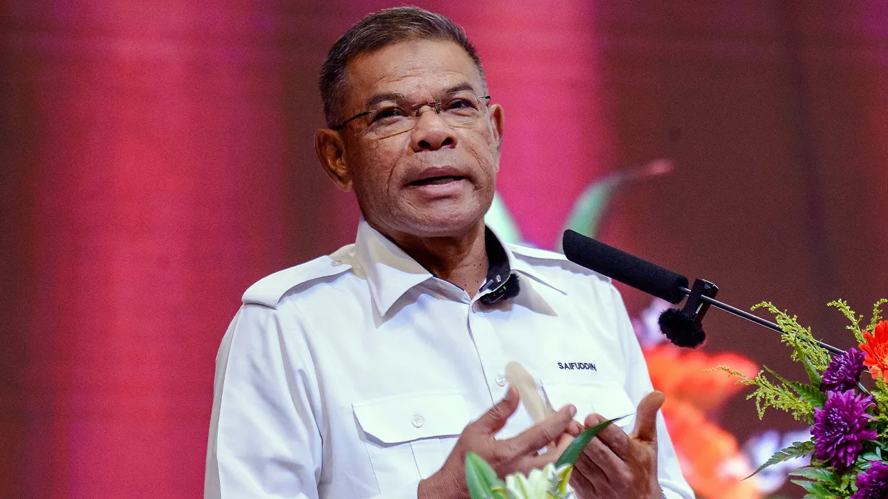 PUTRAJAYA, 8 Jun -- Menteri Dalam Negeri Datuk Seri Saifuddin Nasution Ismail berucap pada Perhimpunan Bulanan Kementerian Dalam Negeri (KDN) di Auditorium Setia Perkasa, Kompleks Setia Perkasa hari ini.  --fotoBERNAMA (2026) HAK CIPTA TERPELIHARA