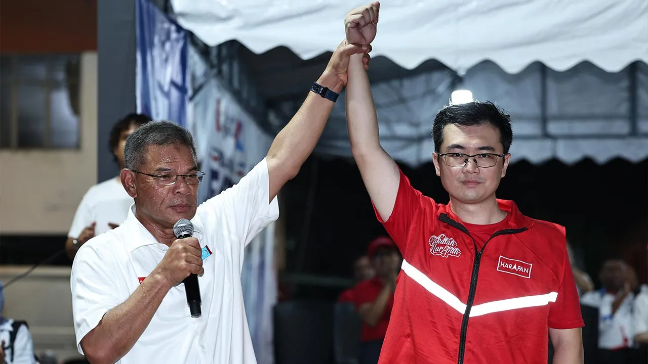 KULAI, 13 Jun -- Ketua Setiausaha Pakatan Harapan Datuk Seri Saifuddin Nasution Ismail (kiri) memperkenalkan calon Parti Keadilan Rakyat (PKR) Arthur Chiong Sen Sern yang diumumkan sebagai calon bagi kerusi Dewan Undangan Negeri (DUN) Bukit Batu N.51 pada Pelancaran Jentera Pilihan Raya DUN Bukit Batu di Dataran Flat Cengal, Taman Putri, hari ini.  --fotoBERNAMA (2026) HAK CIPTA TERPELIHARA