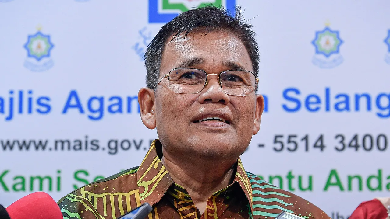 SHAH ALAMM, 18 Jun -- Pengerusi Majlis Agama Islam Selangor (MAIS) Datuk Salehuddin Saidin semasa ditemui media ketika hadir ke Program Agihan Fidyah MAIS Wang Saku Pelajar 2025 di Dewan Jamuan Masjid Sultan Salahuddin Abdul Aziz Shah, Shah Alam hari ini.  -- fotoBERNAMA (2025) HAK CIPTA TERPELIHARA