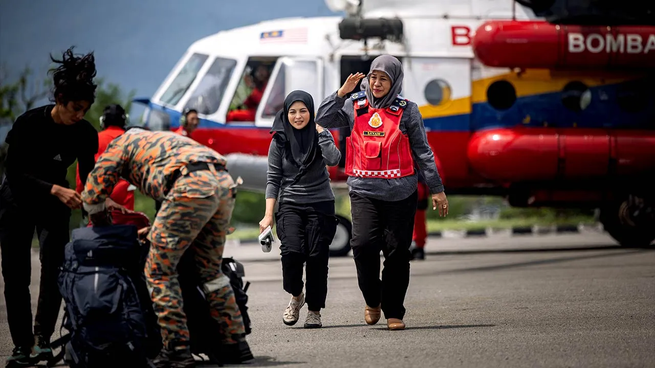 TAPAH, 1 Jun -- Pengarah JBPM Perak Datuk Sayani Saidon selepas menyertai operasi mencari dan menyelamat (SAR) pendaki wanita, Jaslinda Saludin, 49, yang dilaporkan hilang di Gunung Batu Putih di Pusat Kawalan Hadapan (PKH) Bomba Batalion 3 PGA hari ini.