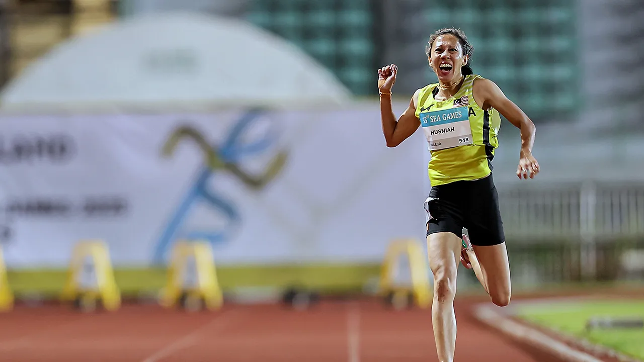 BANGKOK, Dec 11 -- Malaysian athlete Zaidatul Husniah Zulkifli in action at the Women’s 100m Finals at the 33rd SEA Games Thailand at Suphachalasai National Stadium today.  Zaidatul Husniah finishes with a record time 11.81.  --fotoBERNAMA (2025) COPYRIGHT RESERVED