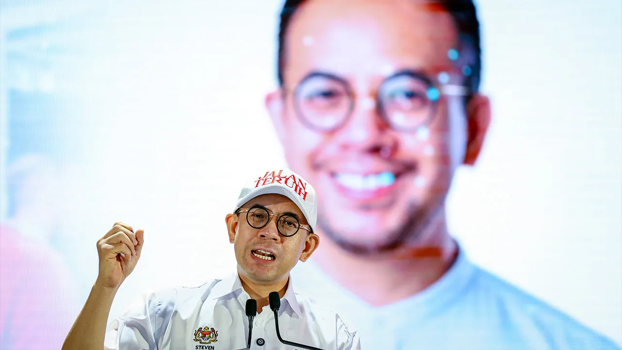 JOHOR BAHRU, 7 Jun -- Menteri Pembangunan Usahawan dan Koperasi Steven Sim berucap pada Majlis Penutup Karnival Hebatkan Perniagaan Malaysia di Angsana Johor Bahru Mall, hari ini.  --fotoBERNAMA (2026) HAK CIPTA TERPELIHARA
