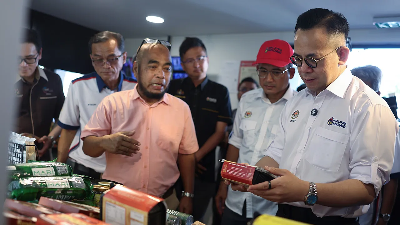 MELAKA, 21 Jun -- Menteri Pembangunan Usahawan dan Koperasi Steven Sim (kanan) melihat produk usahawan tempatan semasa mengadakan lawatan ke Mari Mart pada majlis perasmian Karnival Hebatkan Perniagaan Malaysia di Morten Walk, hari ini.  --fotoBERNAMA (2026) HAK CIPTA TERPELIHARA