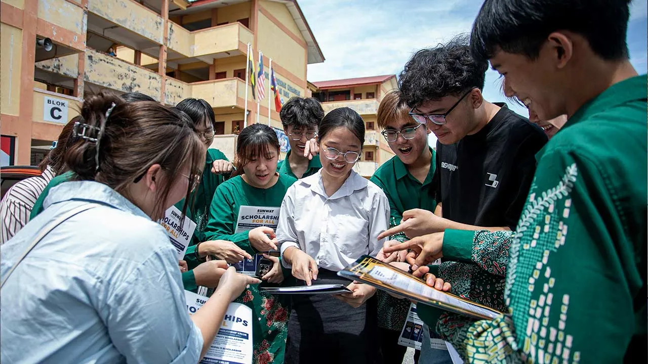 IPOH, 18 Jun -- Pelajar Sekolah Menengah Kebangsaan (SMK) Jalan Tasek, Yong Xin Yi, 20, (lima, kiri) bersama rakan-rakannya melihat keputusan Sijil Tinggi Persekolahan Malaysia (STPM) 2025 ketika ditemui di SMK Jalan Tasek di sini, hari ini.  --fotoBERNAMA (2026) HAK CIPTA TERPELIHARA