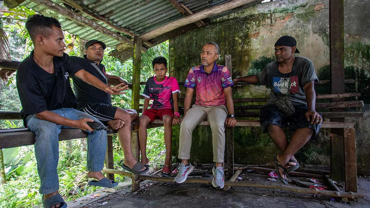 TAPAH, 7 Jun -- Pegawai Khas kepada Menteri Besar Perak bagi Hal Ehwal Masyarakat Orang Asli, Chew Ho Beng (empat, kiri) menyantuni sebahagian sukarelawan Orang Asli dari Kampung Woh yang pulang dari operasi mencari dan menyelamat (SAR) sekitar Kem Sukaneka dan Gunung Rayu ketika ditemui di Kampung Ampang Woh hari ini.  Berita penemuan pendaki wanita, Jaslinda Saludin dalam keadaan selamat semalam, disambut penuh kesyukuran oleh 15 sukarelawan Orang Asli dari Kampung Woh, di sini.  Meskipun pulang ke kampun