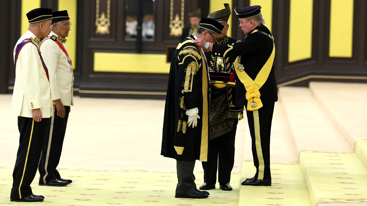 KUALA LUMPUR, 1 Jun –- Yang di-Pertuan Agong Sultan Ibrahim berkenan mengurniakan Darjah Seri Setia Mahkota (SSM) yang membawa gelaran ‘Tun’ kepada Ketua Hakim Negara Datuk Seri Wan Ahmad Farid Wan Salleh pada Istiadat Menghadap dan Pengurniaan Darjah Kebesaran, Bintang dan Pingat Persekutuan 2026 sempena Hari Keputeraan Rasmi Seri Paduka Baginda di Istana Negara hari ini.  --fotoBERNAMA (2026) HAK CIPTA TERPELIHARA