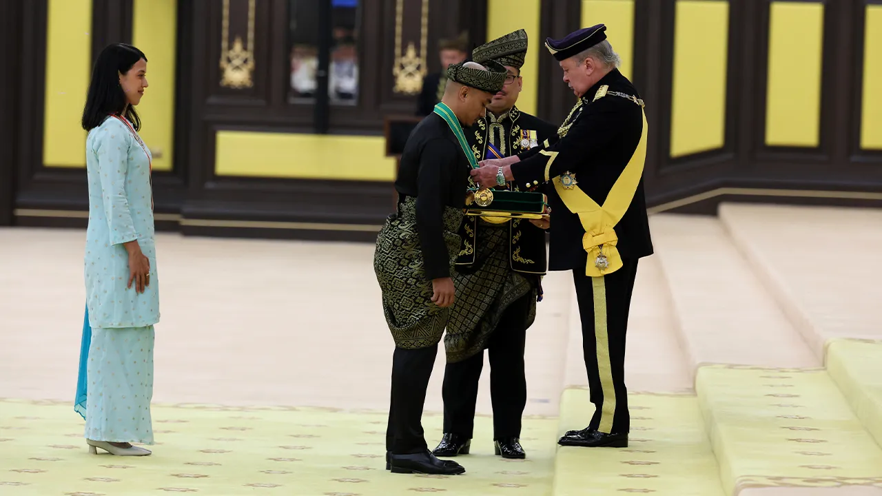 YANG di-Pertuan Agong Sultan Ibrahim berkenan mengurniakan Darjah Bakti (DB) kepada jaguh berbasikal trek negara Datuk Mohd Azizulhasni Awang pada Istiadat Menghadap dan Pengurniaan Darjah Kebesaran, Bintang dan Pingat Persekutuan 2026 sempena Hari Keputeraan Rasmi Seri Paduka Baginda di Istana Negara hari ini. FOTO Bernama