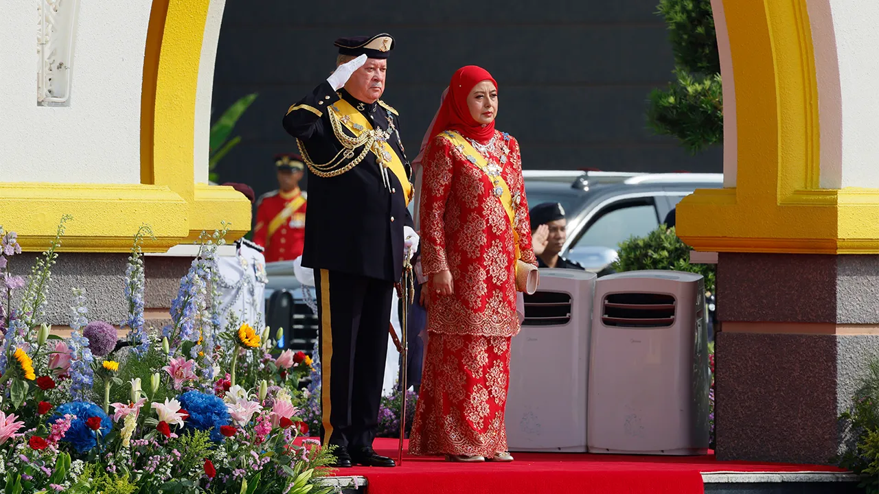 KUALA LUMPUR, 1 Jun -- Yang di-Pertuan Agong Sultan Ibrahim berkenan memberi tabik hormat pada Istiadat Menghadap dan Pengurniaan Darjah Kebesaran, Bintang dan Pingat Persekutuan 2026 sempena Ulang Tahun Hari Keputeraan Rasmi Yang di-Pertuan Agong di Istana Negara hari ini.  Turut berangkat Raja Permaisuri Agong Raja Zarith Sofiah.  -- fotoBERNAMA (2026) HAK CIPTA TERPELIHARA