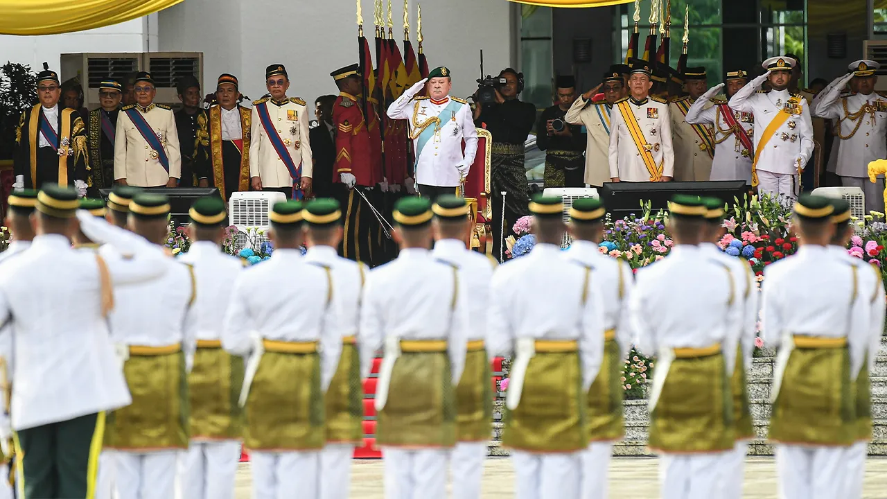 KUALA LUMPUR, 5 Jun -- Yang di-Pertuan Agong Sultan Ibrahim berkenan memberi tabik hormat kepada perarakan panji-panji semasa Istiadat Perarakan Panji-panji Yang di-Pertuan Agong di Dataran Pahlawan, Presint 1, hari ini.  Turut hadir Perdana Menteri Datuk Seri Anwar Ibrahim dan Timbalan Perdana Menteri Datuk Seri Fadillah Yusof.   -- fotoBERNAMA (2026) HAK CIPTA TERPELIHARA
