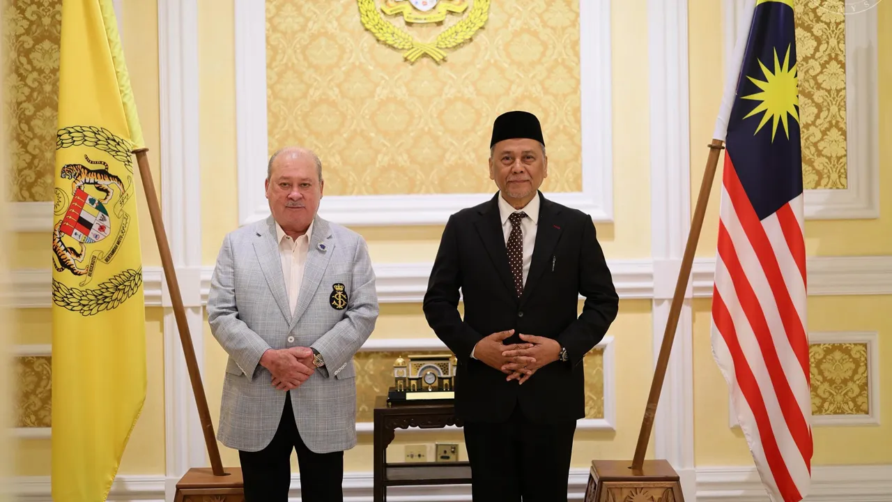 SULTAN IBRAHIM MENERIMA MENGADAP PENGERUSI SURUHANJAYA PILIHAN RAYA MALAYSIA KDYMM SPB Yang di-Pertuan Agong Sultan Ibrahim berkenan menerima mengadap  Dato’ Sri Ramlan Harun, Pengerusi Suruhanjaya Pilihan Raya Malaysia (SPR).  Pertemuan bersama Seri Paduka Baginda berlangsung di Istana Negara, Kuala Lumpur pada hari ini (4 Jun).