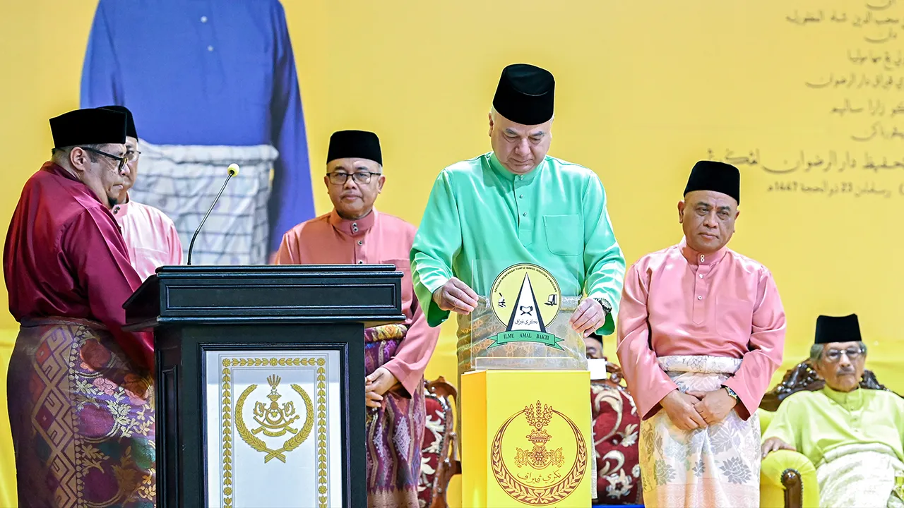 LENGGONG, 9 Jun -- Sultan Perak Sultan Nazrin Shah berkenan merasmikan Sekolah Menengah Tahfiz Darul Ridzuan Lenggong di Kampung Tersusun Bukit Sapi hari ini._BERNAMA