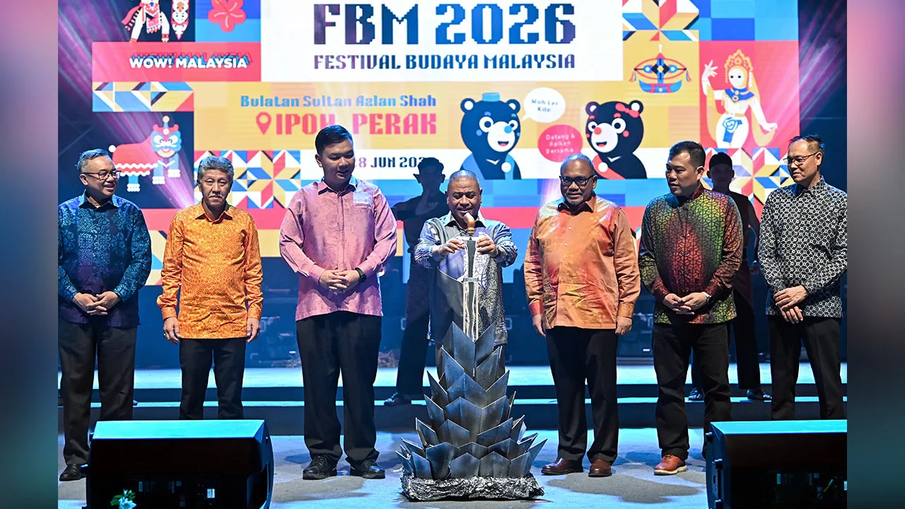 IPOH, 27 Jun -- Menteri Besar Perak Datuk Seri Saarani Mohamad merasmikan Festival Budaya Malaysia (FBM) 2026 di Bulatan Sultan Azlan Shah hari ini.  Turut sama Timbalan Menteri Pelancongan, Seni dan Budaya Chiew Choon Man dan Ketua Setiausaha Kementerian Pelancongan, Seni dan Budaya, Datuk Shaharuddin Abu Sohot.  --fotoBERNAMA
