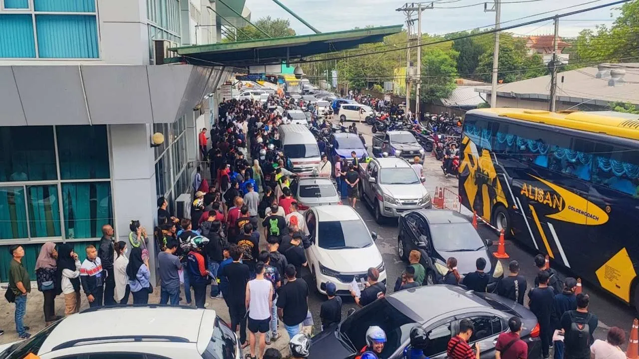 Malaysian tourists and Thai returnees clog the Sadao checkpoint in Songkhla. Holidaying Malaysian motorists face long queues, sometimes extending overnight, when entering and leaving Thailand. (Photo: Sadao Customs House Facebook)   Please credit and share this article with others using this link: https://www.bangkokpost.com/business/general/3267248/hoteliers-online-car-registration-needed-to-reduce-queues-at-sadao-border. View our policies at http://goo.gl/9HgTd and http://goo.gl/ou6Ip. © Bangkok Post PCL.