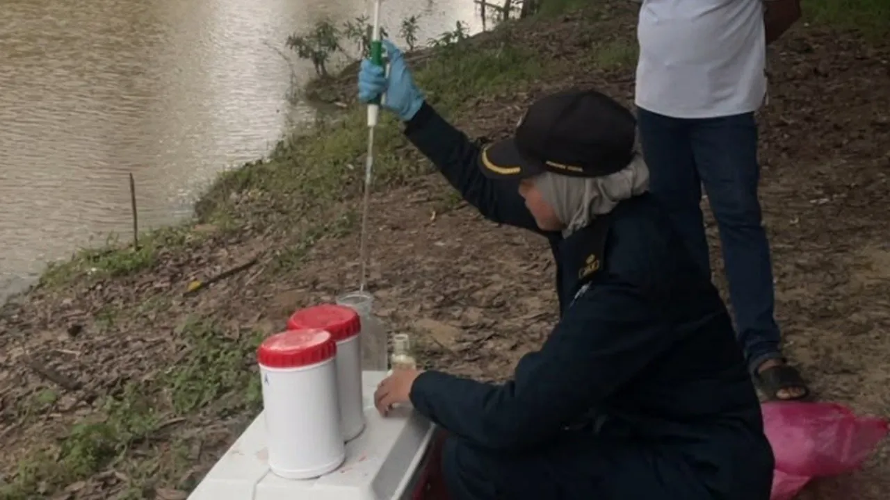 TANAH MERAH, 11 Jun (Bernama) Jabatan Alam Sekitar (JAS) Kelantan melakukan pemeriksaan dan pemantauan di Sungai Padang Kijang dekat Kampung Alor Pasir, di sini susulan ratusan ikan ditemukan mati di sungai berkenaan pada Isnin.