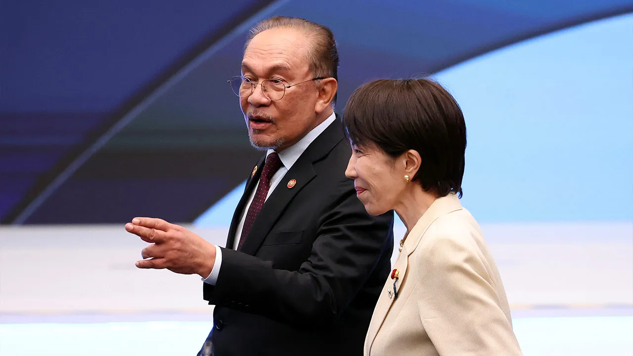KUALA LUMPUR, Oct 26 -- Prime Minister Datuk Seri Anwar Ibrahim with Japanese Prime Minister Sanae Takaichi upon arrival for the 28th ASEAN-Japan Summit held in conjunction with the 47th ASEAN Summit and Related Summits at the Kuala Lumpur Convention Centre (KLCC) today  -- fotoBERNAMA (2025) COPYRIGHT RESERVED