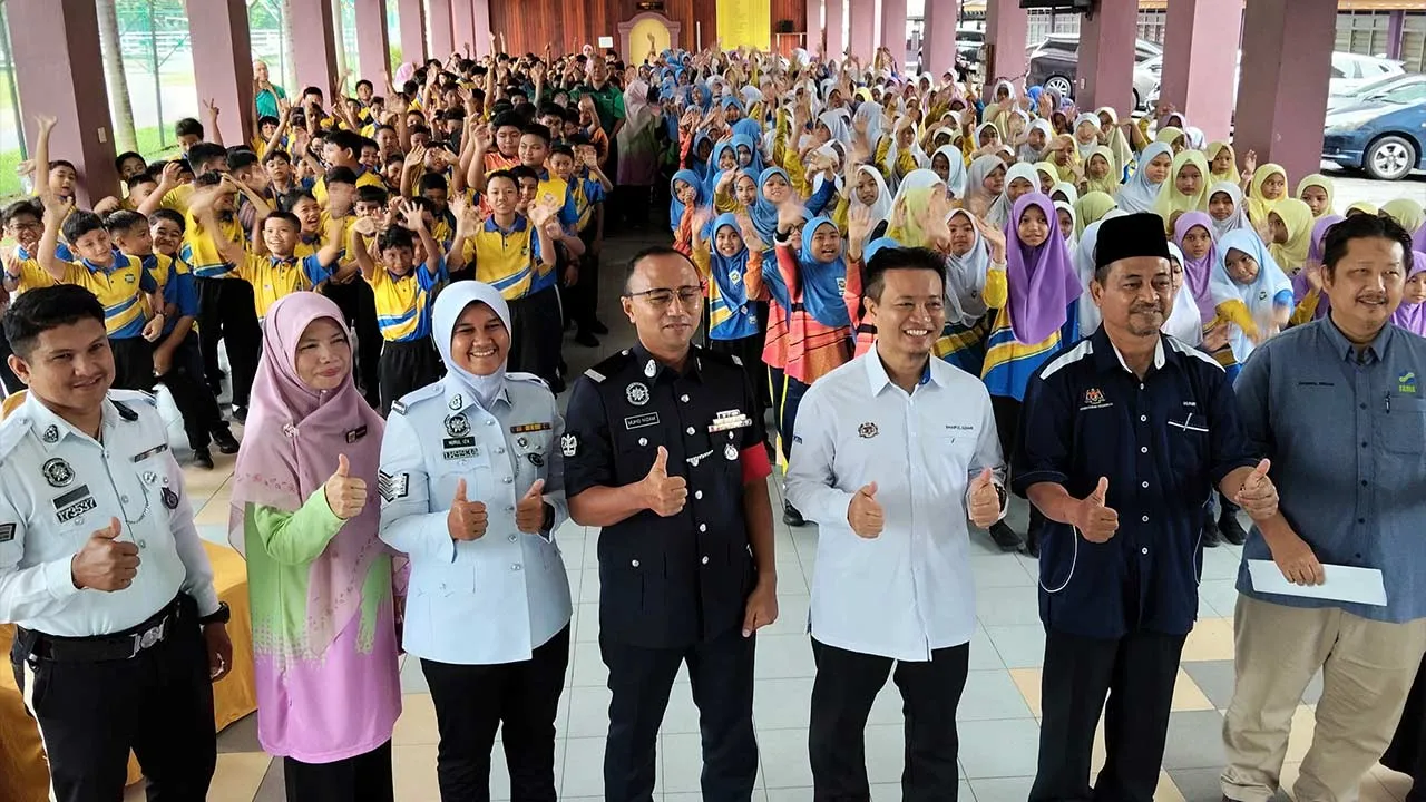ALOR SETAR, 29 Jun -- Pengarah Lembaga Pemasaran Pertanian Persekutuan (FAMA) Kedah, Shaiful Azhar Zolkipli (depan, tiga kanan) menyampaikan pek durian dan rambutan kepada pelajar pada Kempen Lebihkan Makan Buah-buahan Tempatan di Sekolah Kebangsaan Jalan Pegawai, hari ini.  -- fotoBERNAMA (2026) HAK CIPTA TERPELIHARA