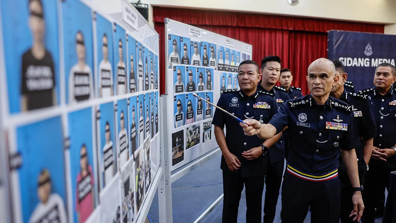 SHAH ALAM, 15 Jun -- Ketua Polis Selangor Datuk Shazeli Kahar menunjukkan fotofit suspek yang ditahan pada sidang media mengenai kejayaan tangkapan sindiket ‘Call Centre’ Jabatan Siasatan Jenayah Komersil Ibu Pejabat Polis Kontinjen (IPK) Selangor di Mes Pegawai IPK Selangor hari ini.  -- fotoBERNAMA (2026) HAK CIPTA TERPELIHARA
