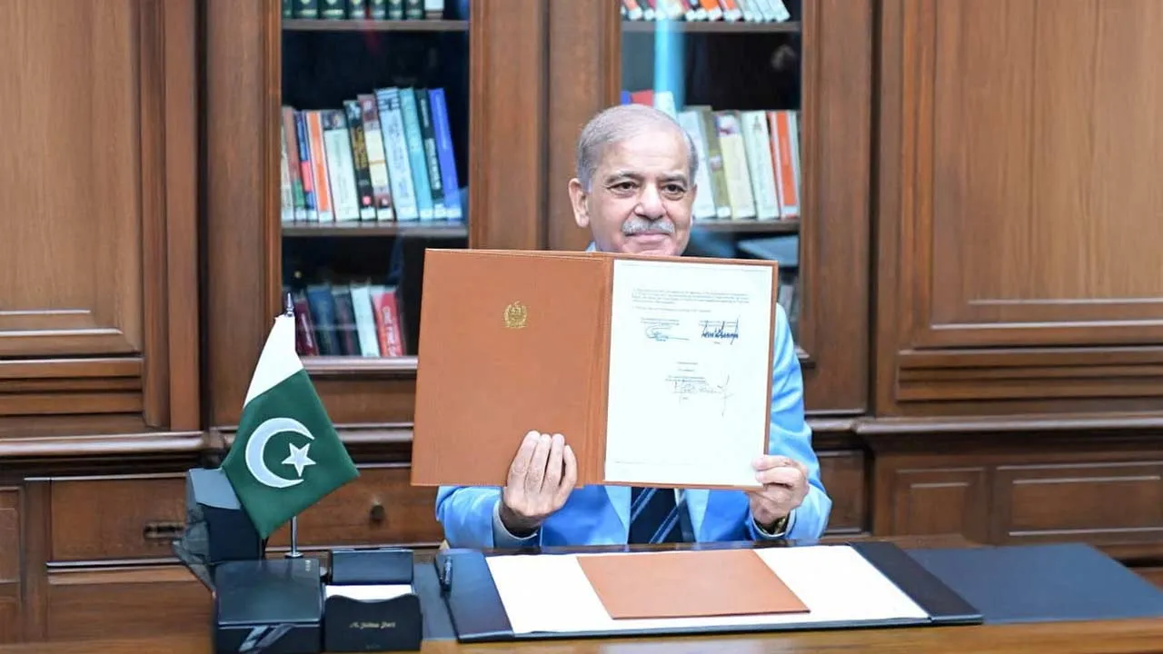 Pakistan's Prime Minister Shehbaz Sharif displays the signed Islamabad Memorandum of Understanding (Islamabad MoU) as mediator, after it was signed by U.S. President Donald J. Trump and Iranian President Masoud Pezeshkian, at his office in Islamabad, Pakistan, June 18, 2026. Press Information Department (PID)/Handout via REUTERS ATTENTION EDITORS - THIS PICTURE WAS PROVIDED BY A THIRD PARTY. BEST QUALITY AVAILABLE.