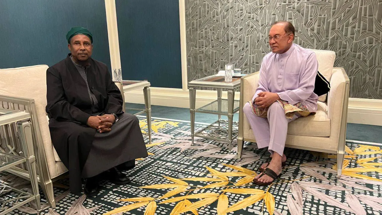 Alhamdulillah, berkesempatan menerima kunjungan perpisahan daripada ulama besar Gambia, Sheikh Muhammad Haydara Al-Jilani, yang kini berada di Malaysia sejak sebulan lalu bagi memimpin beberapa siri majlis ilmu dan zikir di beberapa lokasi._FB Anwar Ibrahim