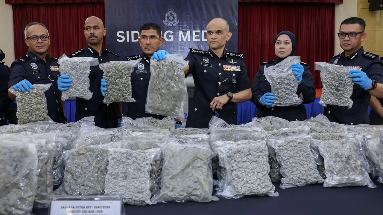 Shah Alam , 24 June 2026. Ketua Polis Selangor Datuk Shazeli Kahar menunjukkan barang rampasan pada sidang media berikutan kejayaan menumpaskan sindiket pengedaran dadah jenis Bunga Ganja yang berjumpal RM 13.73 Juta di IPK Selangor Kuala Lumpur.Astro AWANI / SHAHIR OMAR