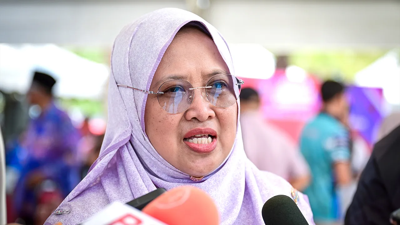 KUALA NERUS, 13 Jun -- Pengarah Bahagian Pencegahan Agensi Antidadah Kebangsaan (AADK) Siti Mariam Mursidan menjawab pertanyaan wartawan pada Jelajah Aspirasi Bebas Dadah (JABD) Peringkat Negeri Terengganu 2025 di Taman Tasik Bandar Al Wathiqu Billah hari ini. --fotoBERNAMA (2026) HAK CIPTA TERPELIHARA