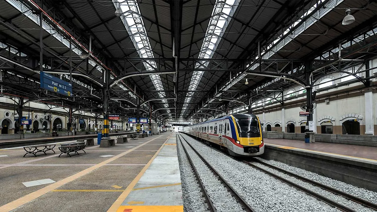 KUALA LUMPUR, 24 Jun -- Stesen Keretapi Kuala Lumpur merupakan sebuah stesen kereta api yang terletak di Kuala Lumpur yang menjadi kebanggan masyarakat. Selepas siap dibina pada tahun 1910 untuk menggantikan sebuah stesen yang lebih lama pada tapak yang sama, stesen ini pernah dijadikan hab kereta api di bandaraya ini bagi Keretapi Negeri-Negeri Melayu Bersekutu dan Keretapi Tanah Melayu, sebelum Kuala Lumpur Sentral mengambil alih banyak peranannya pada tahun 2001. Stesen ini terkenal dengan gaya pembinaan