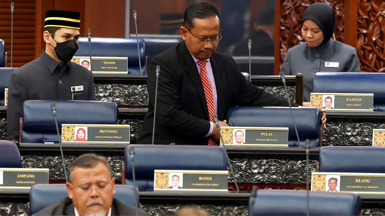 KUALA LUMPUR, 19 Sept –– Naib Pengerusi Parti Amanah Negara (Amanah) Johor Suhaizan Kaiat (dua, kanan) mengambil tempat di Dewan Rakyat selepas mengangkat sumpah sebagai Ahli Parlimen Pulai di hadapan Yang Dipertua Dewan Rakyat Tan Sri Johari Abdul pada Persidangan Dewan Rakyat di Parlimen hari ini.  --fotoBERNAMA (2023) HAK CIPTA TERPELIHARA