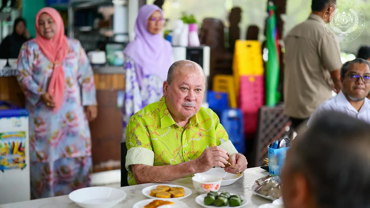 KDYMM SPB Yang di-Pertuan Agong Sultan Ibrahim berkenan meluangkan masa beramah mesra sambil menikmati santapan pagi di R&H Cafe Satay Maharani, Muar hari ini (3 Jun). -- FB Sultan Ibrahim Sultan Iskandar