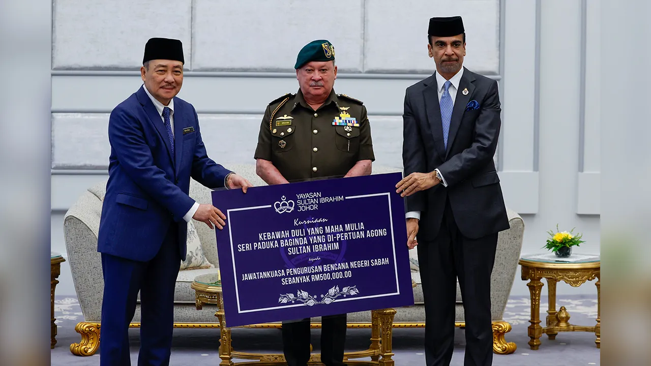 KUALA LUMPUR, 24 Jun -- Yang di-Pertuan Agong Sultan Ibrahim hari ini berkenan mengurniakan sumbangan peribadi berjumlah RM500,000 kepada mangsa kebakaran di daerah Kudat dan Sandakan, Sabah.  Seri Paduka Baginda berkenan menyaksikan penyerahan kurniaan oleh Pemegang Amanah Urusan Yayasan Sultan Ibrahim Johor (YSIJ) Tan Sri Avinderjit Singh kepada Ketua Menteri Sabah Datuk Seri Hajiji Noor (kiri) dalam satu upacara di Istana Negara di sini.  -- fotoBERNAMA (2026) HAK CIPTA TERPELIHARA