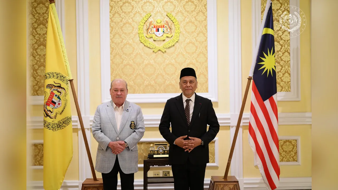 Yang di-Pertuan Agong, Sultan Ibrahim berkenan menerima menghadap Pengerusi Suruhanjaya Pilihan Raya Malaysia, Datuk Seri Ramlan Harun. Sumber: Sultan Ibrahim Sultan Iskandar