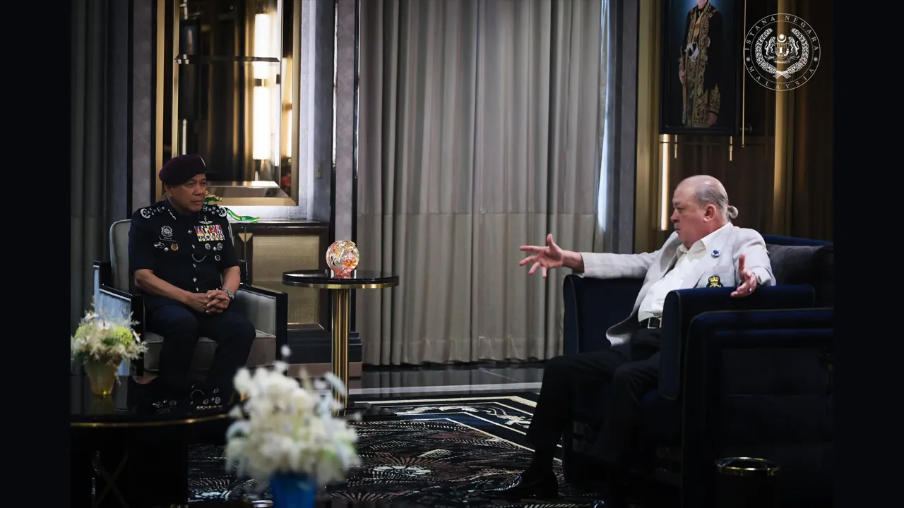 Yang di-Pertuan Agong Sultan Ibrahim hari ini berkenan menerima mengadap Ketua Polis Negara Tan Sri Mohd Khalid Ismail... kredit FB Sultan Ibrahim