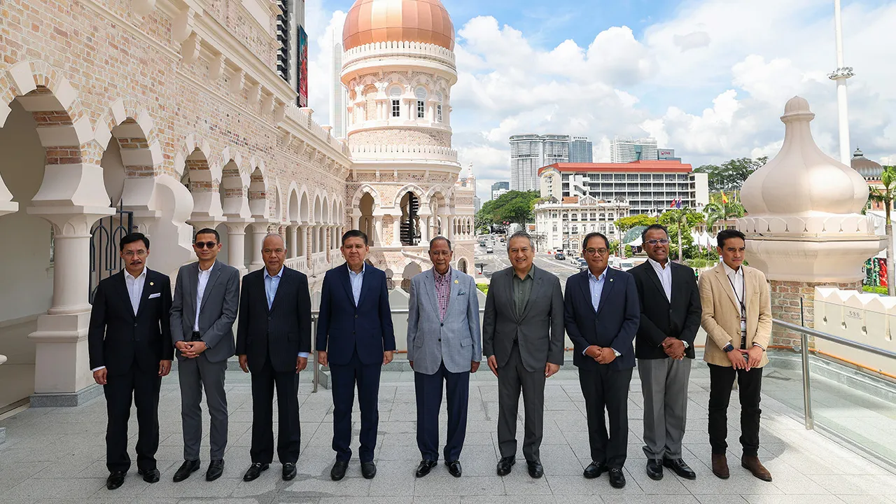 KUALA LUMPUR, 24 Jun -- Sultan Kedah Al-Aminul Karim Sultan Sallehuddin Sultan Badlishah (tengah) berkenan berangkat melawat bangunan Sultan Abdul Samad hari ini.  Turut kelihatan Pengarah Urusan Khazanah Nasional Berhad Datuk Amirul Feisal Wan Zahir (empat kanan).   -- fotoBERNAMA (2026) HAK CIPTA TERPELIHARA