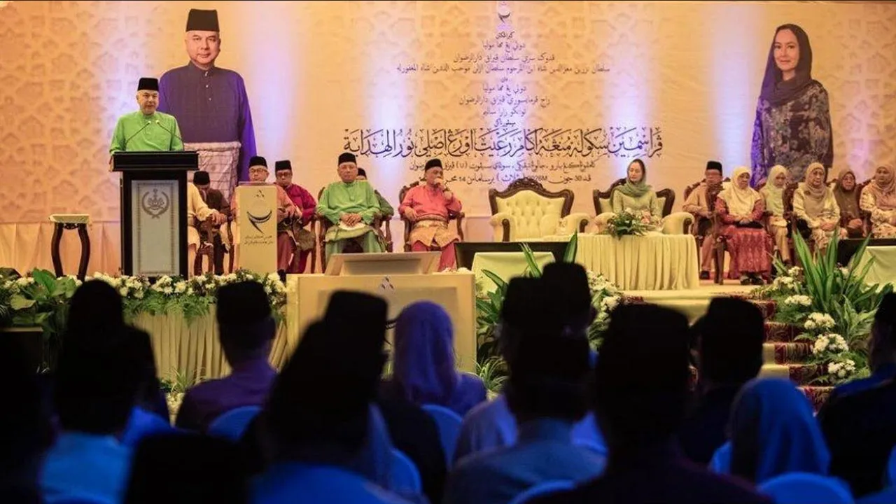 Sultan Perak Sultan Nazrin Shah menyampaikan titah ucapan ketika berangkat ke Majlis Perasmian Sekolah Menengah Agama Rakyat (SMAR) Orang Asli Nurul Hidayah di Kampung Kenang, Sungai Siput Utara, hari ini. Turut berangkat Raja Permaisuri Perak Tuanku Zara Salim. SMAR Orang Asli Nurul Hidayah yang merupakan SMAR Orang Asli pertama di Malaysia telah ditubuhkan pada 11 Februari 1994. Hadir sama Menteri Besar Datuk Seri Saarani Mohamad. -- BERNAMA