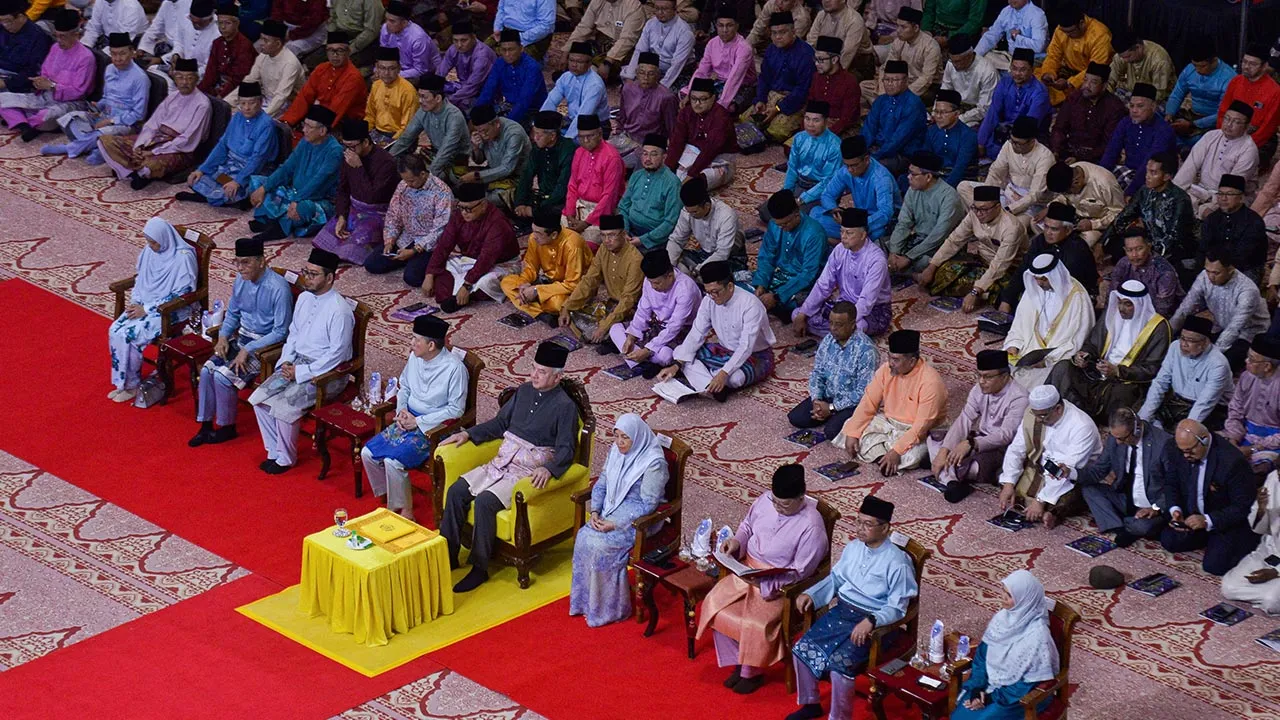 PUTRAJAYA, 17 Jun -- Timbalan Yang di-Pertuan Agong Sultan Nazrin Shah yang juga Sultan Perak berkenan berangkat pada Majlis Sambutan Maal Hijrah Peringkat Kebangsaan Tahun 1448H/2026M di Masjid Putra hari ini.  Turut mengiringi Timbalan Perdana Menteri Datuk Seri Fadillah Yusof dan Menteri di Jabatan Perdana Menteri (Hal Ehwal Agama) Dr Zulkifli Hasan.  --fotoBERNAMA (2026) HAK CIPTA TERPELIHARA